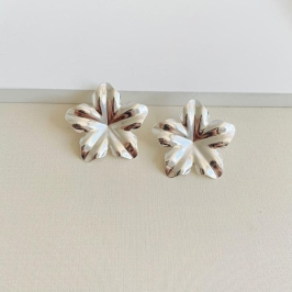 Brinco flor 5 pétalas