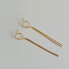 Brinco gota vazada com rabo de rato