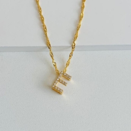 Colar inicial E cravejada