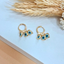 Brinco argolinha com trio de olho grego em coração branco