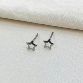 Brinco estrela vazada lisa G