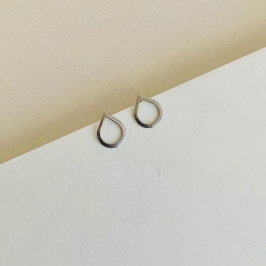 Brinco gota vazada lisa