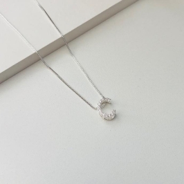 Colar inicial C cravejada