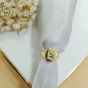 Anel dedinho com  inicial cravejada