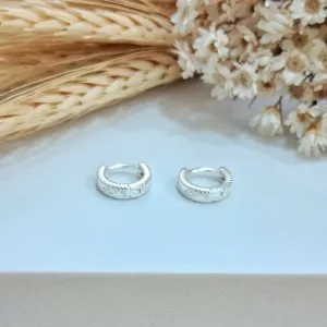 Argolinha detalhada banho em prata