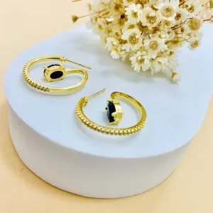Brinco argola cravejada com zircônia roxa