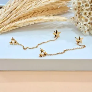 Brinco duplo com estrelas ligadas com corrente