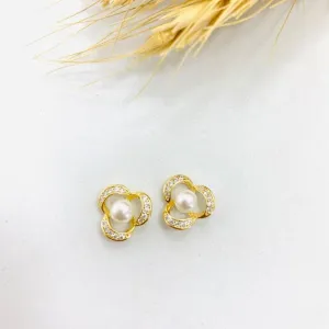 Brinco flor com pérola e zircônias
