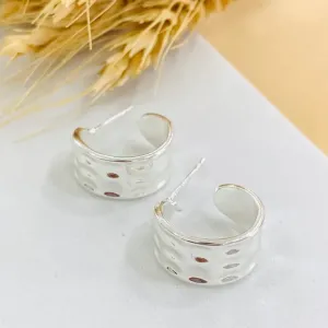 Brinco meia argola lisa com detalhes prata