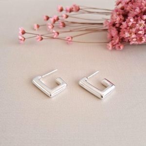 Argola sofisticada quadrada prata