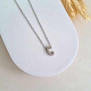 Colar letra C aço inoxidável
