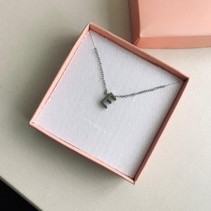 Colar letra E aço inoxidável