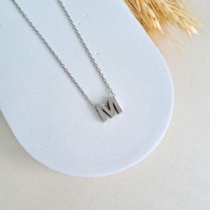 Colar letra M aço inoxidável