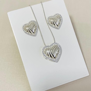 Conjunto coração linhas vazadas