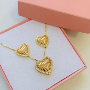 Conjunto coração linhas vazadas