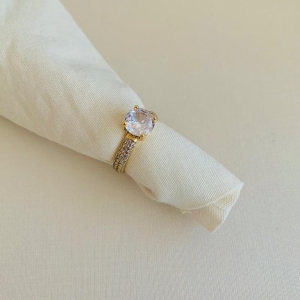 Anel luxo solitário cravejado