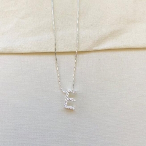 Colar inicial E cravejada prata