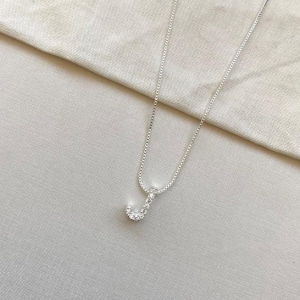 Colar inicial J cravejada prata