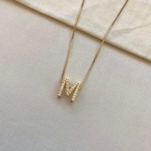 Colar inicial M cravejada