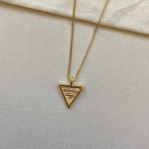 Colar triangulo escovado com linhas