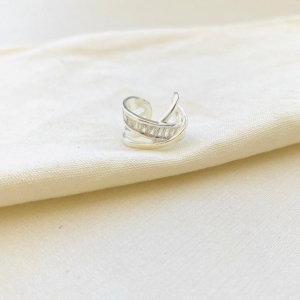 Piercing cruzado cravejado