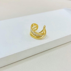 Piercing cruzado cravejado