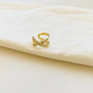 Piercing fake X cravejado