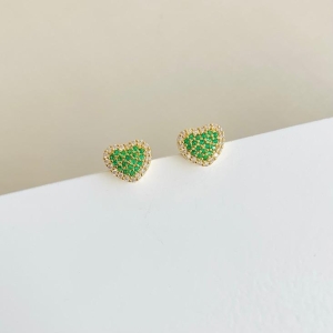 Brinco coração cravejado verde e cristais