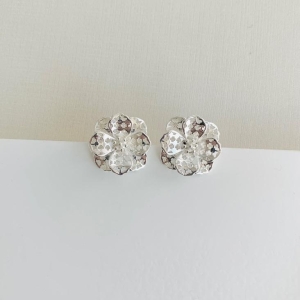 Brinco flor 8 pétalas sobreposta