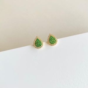 Brinco gota cravejada verde e cristais
