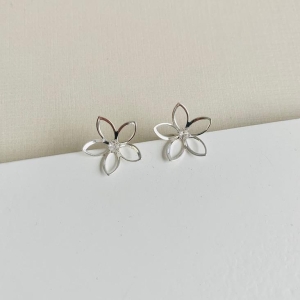 Brinco flor sofisticada vazada