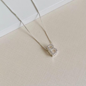 Colar inicial B cravejada prata