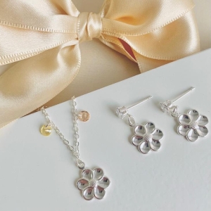 Conjunto flor com zirconias