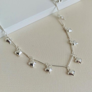 Tornozeleira corações penduricalhos