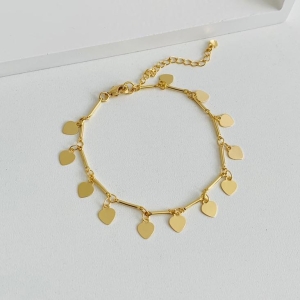 Pulseira com corações pendurados