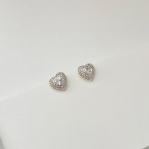 Brinco coração charmoso cravejado