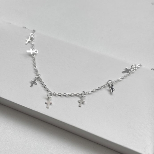 Tornozeleira com cruzes penduradas