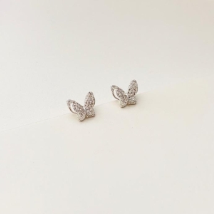 Brinco borboleta cravejada em relevo