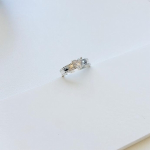 Anel liso com coração de zirconia