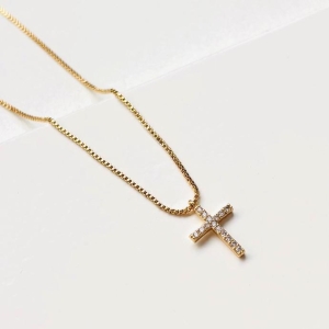 Colar mini cruz cravejada