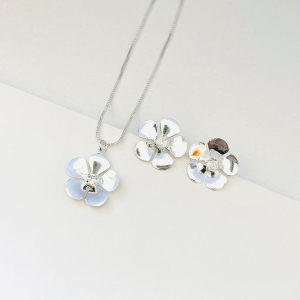 Conjunto flor delicada com ponto de luz