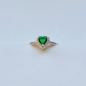 Anel coração zirconia verde com cravejado