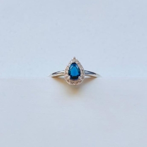 Anel gota zirconia azul com cravejado