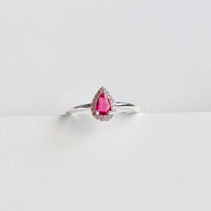 Anel gota zirconia vermelha com cravejado