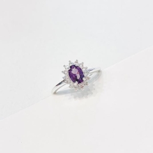 Anel redondo luxo zirconia lilás com cravejado