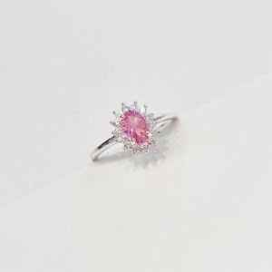 Anel redondo luxo zirconia rosa com cravejado