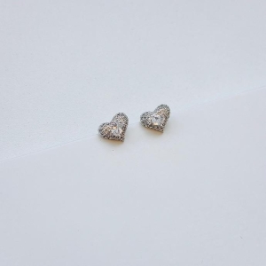 Brinco coraçãozinho cravejado com zirconia