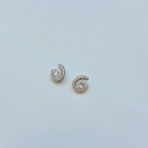 Brinco meia lua cravejado com zirconia