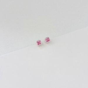 Brinco zirconia rosa quadrada pequena