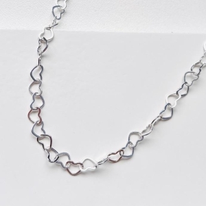 Choker Elos de Coração Banho em Prata 40 cm